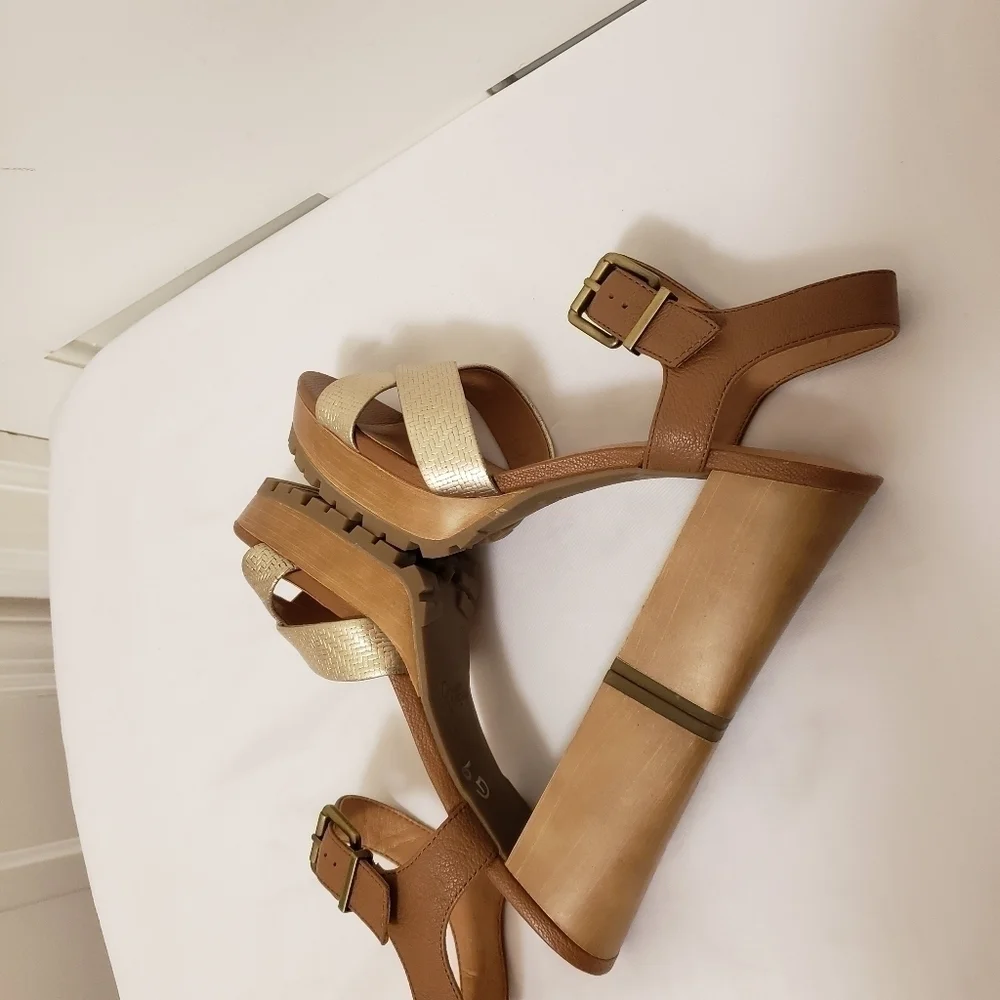 EUC Crown Vintage Goldtone & Beige LeatherPlatform Heels Size 9.5